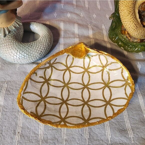 DECOUPAGE  ARE THE THEY? CIRCLES? 4 LEAF CLOVER, WEDDING RING ON A CLAM SHELL - Picture 3 of 7